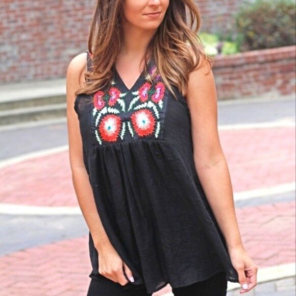 Boutique navy Embroidered Top navy blue vneck sleeveless multicolored small - Picture 1 of 16